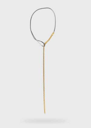 The epitome of modern elegance. A thin, metallic rod with inspired curves coexists with a delicate chain in a piece of jewellery that impresses with its ingenious design. Modern finesse in a necklace that adds glow and sophistication to the look. 