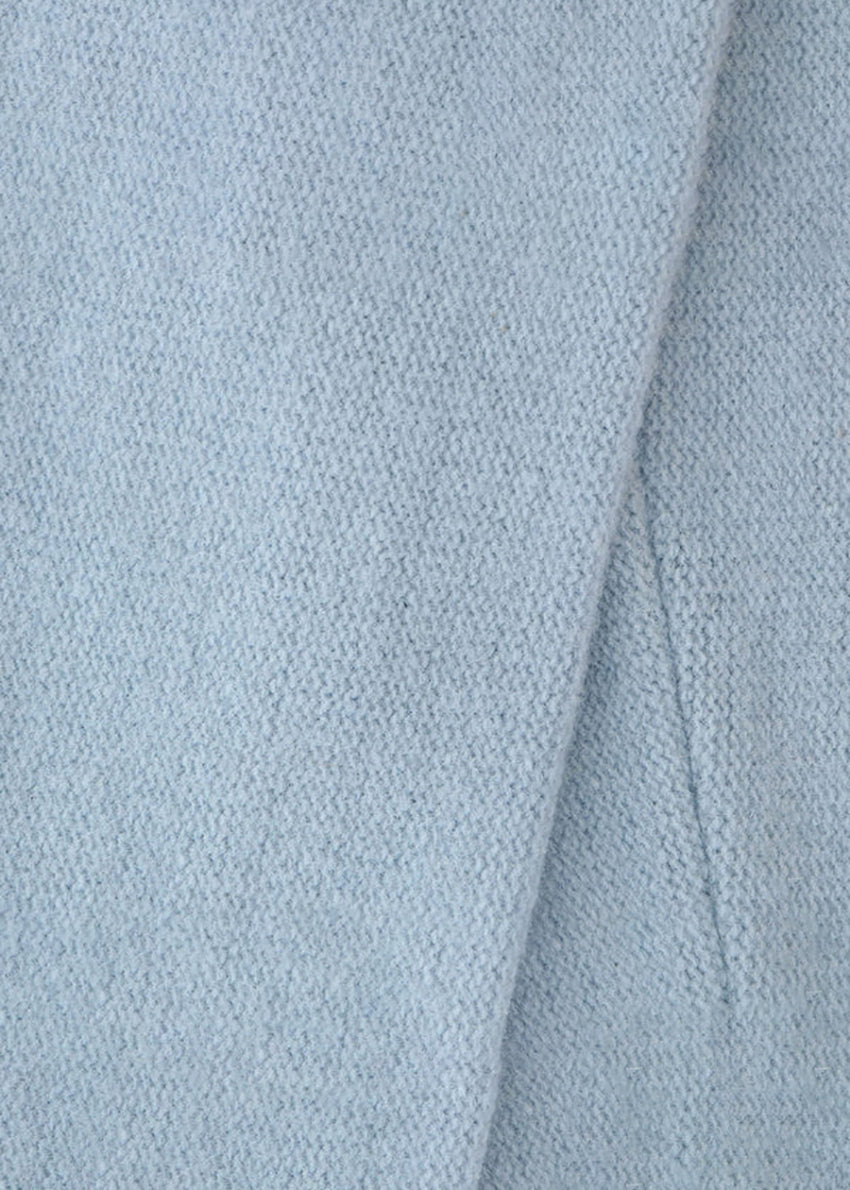 The medium- long length size new wool gloves are crafted from soft new wool, while the fingers are cut off for more comfort and an edgy look.