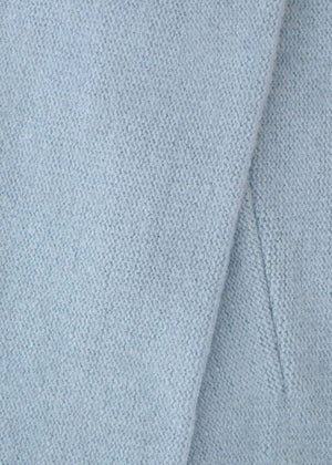 The medium- long length size new wool gloves are crafted from soft new wool, while the fingers are cut off for more comfort and an edgy look.