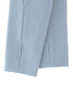 The medium- long length size new wool gloves are crafted from soft new wool, while the fingers are cut off for more comfort and an edgy look.