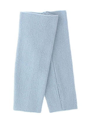 The medium- long length size new wool gloves are crafted from soft new wool, while the fingers are cut off for more comfort and an edgy look.