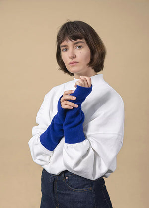 The medium- long length size new wool gloves are crafted from soft new wool, while the fingers are cut off for more comfort and an edgy look.