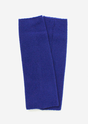 The medium- long length size new wool gloves are crafted from soft new wool, while the fingers are cut off for more comfort and an edgy look.