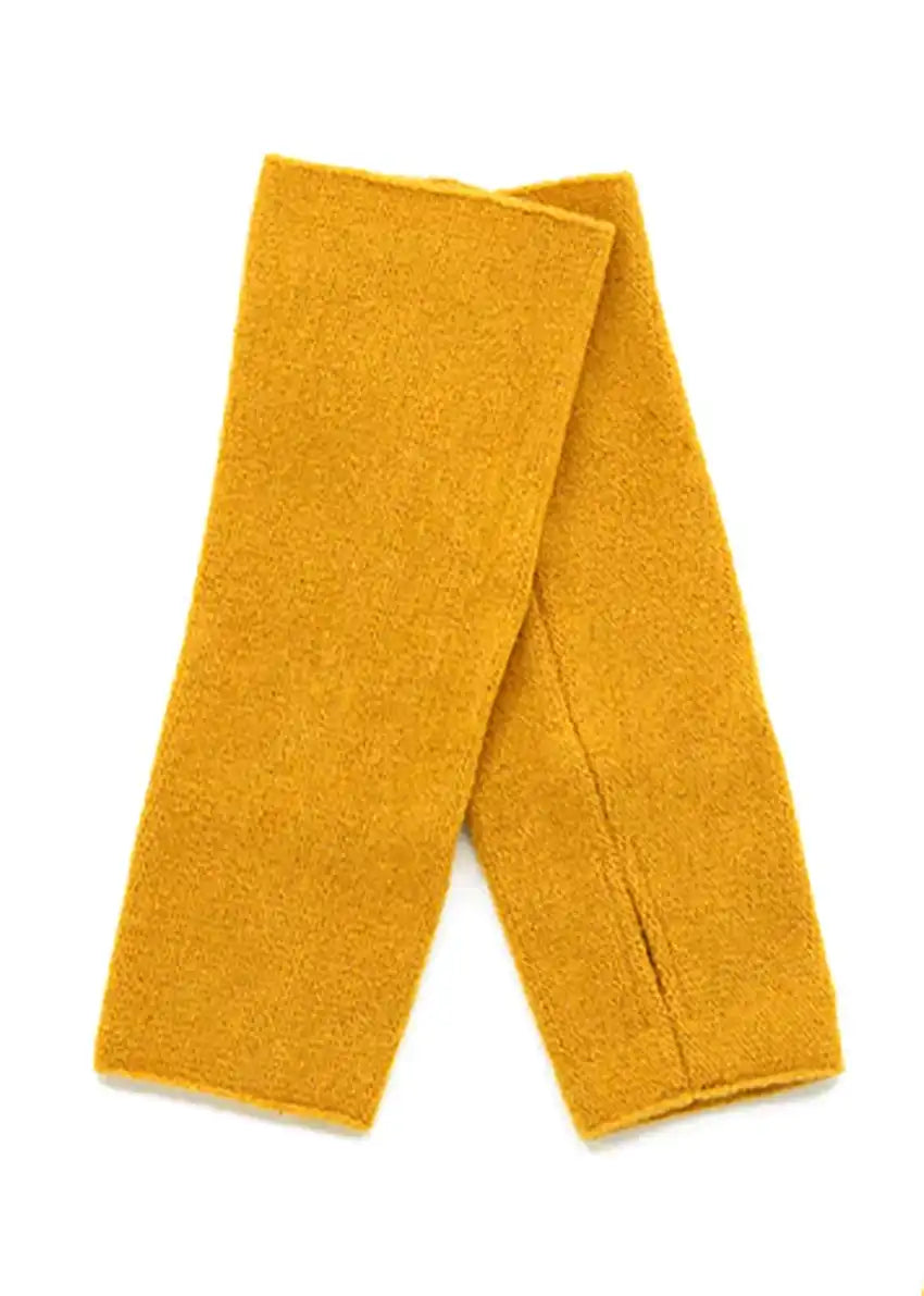 The medium- long length size new wool gloves are crafted from soft new wool, while the fingers are cut off for more comfort and an edgy look.