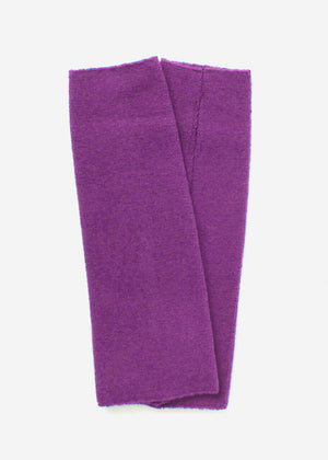 The medium- long length size new wool gloves are crafted from soft new wool, while the fingers are cut off for more comfort and an edgy look.