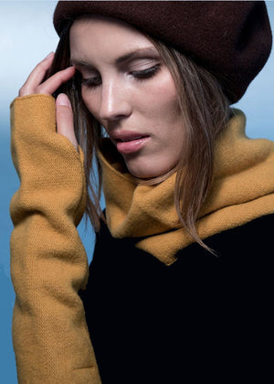 The medium- long length size new wool gloves are crafted from soft new wool, while the fingers are cut off for more comfort and an edgy look.