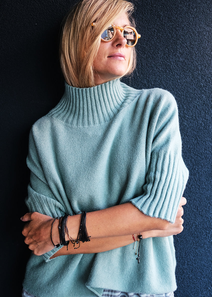 A very simple sweater with ribbed sleeves texture and turtle neck, the vertical ribs makes it classy and comfortable. Very easy to wear, medium length, this sweater is for intermediate spring/ autumn days.