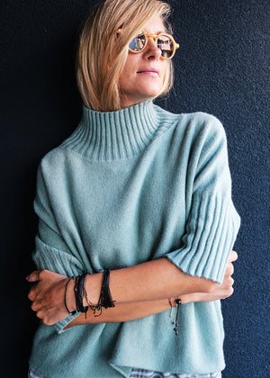 A very simple sweater with ribbed sleeves texture and turtle neck, the vertical ribs makes it classy and comfortable. Very easy to wear, medium length, this sweater is for intermediate spring/ autumn days.
