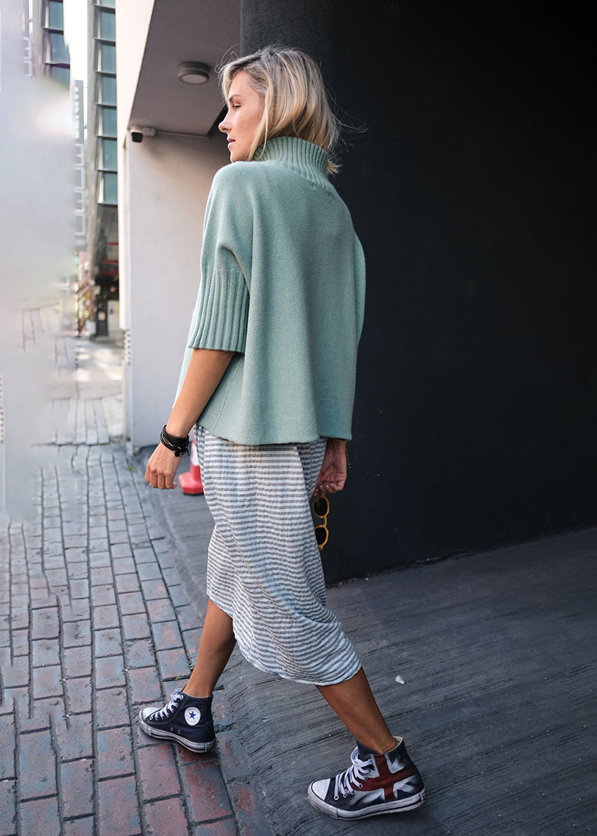 A very simple sweater with ribbed sleeves texture and turtle neck, the vertical ribs makes it classy and comfortable. Very easy to wear, medium length, this sweater is for intermediate spring/ autumn days.