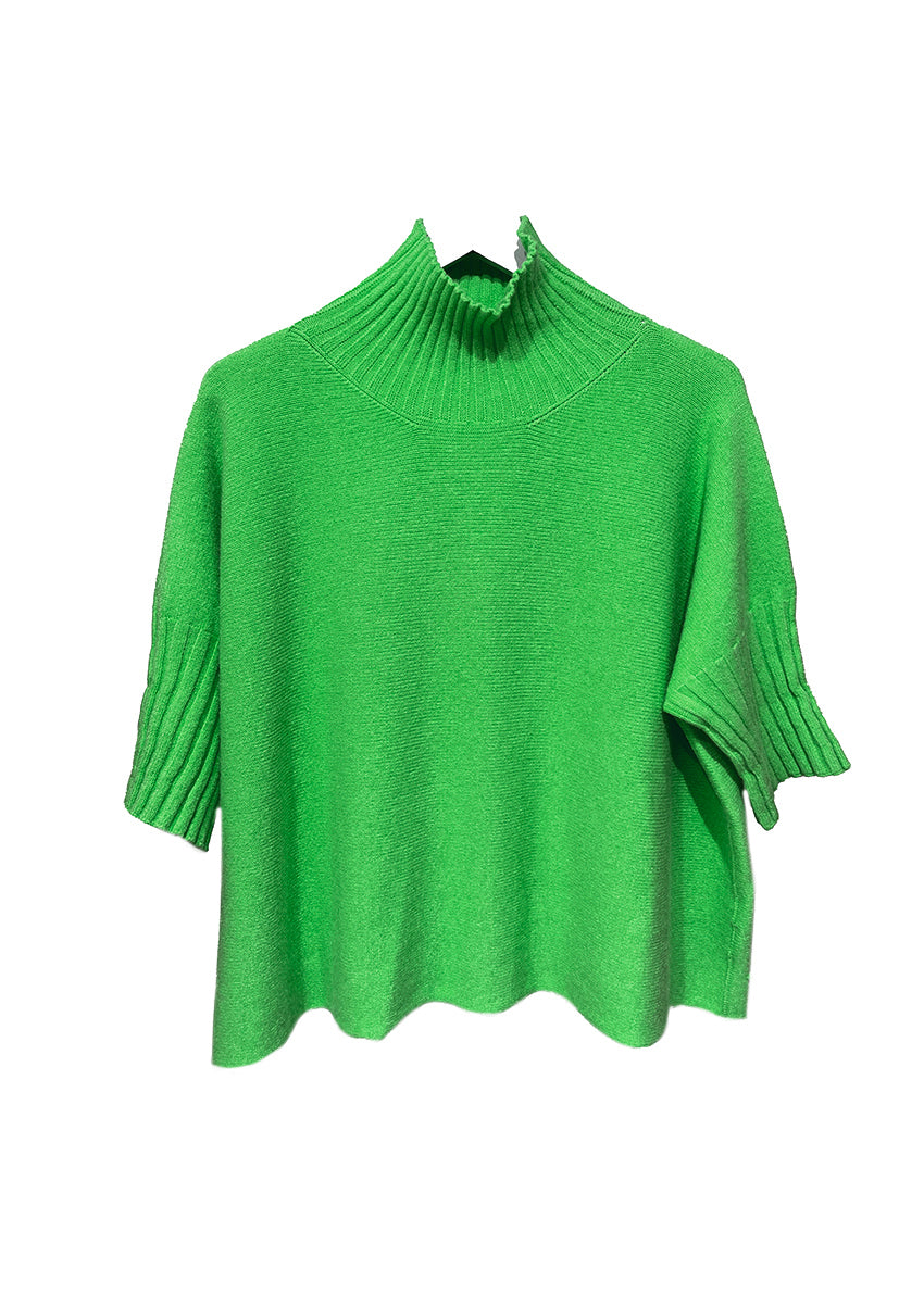 A very simple forest green sweater with ribbed sleeves texture and turtle neck, the vertical ribs makes it classy and comfortable. Very easy to wear, medium length, this sweater is for intermediate spring/ autumn days.