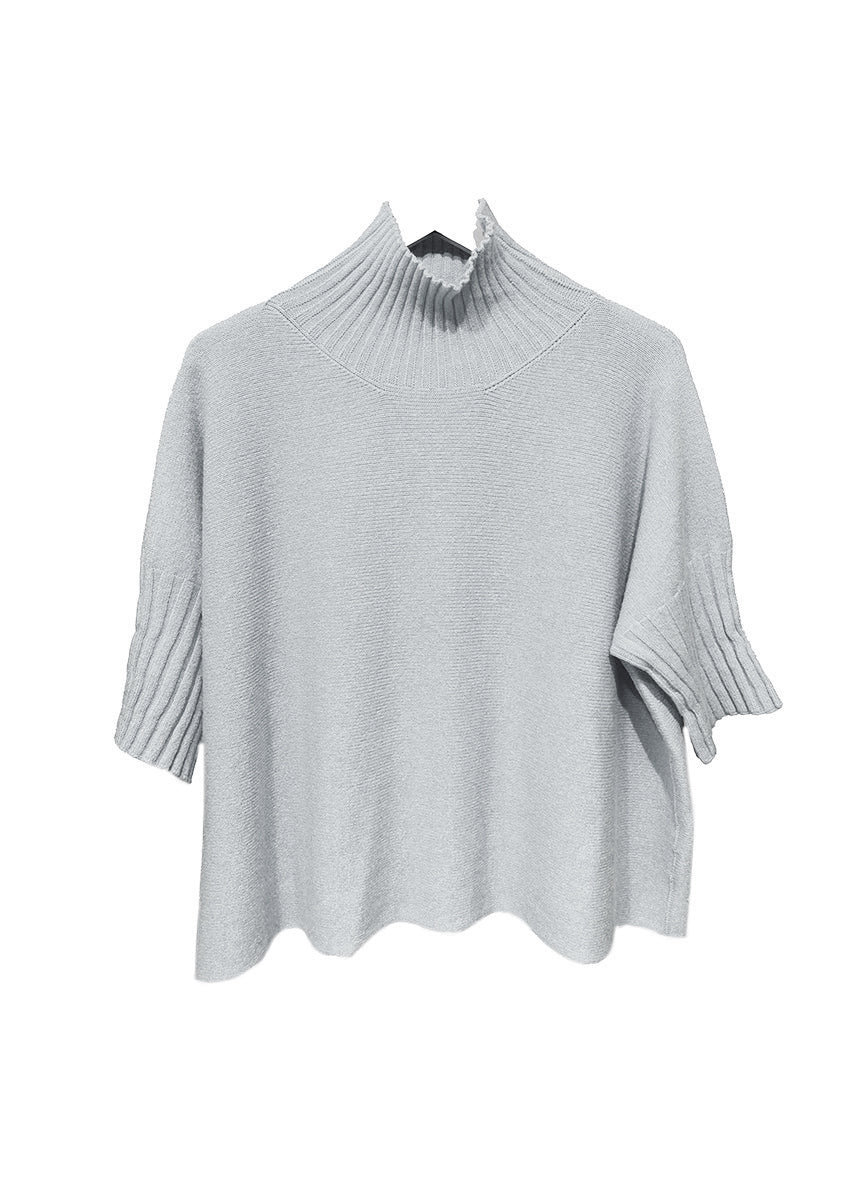 A very simple grey sweater with ribbed sleeves texture and turtle neck, the vertical ribs makes it classy and comfortable. Very easy to wear, medium length, this sweater is for intermediate spring/ autumn days.