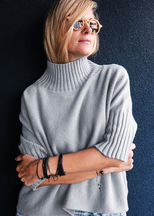 A very simple sweater with ribbed sleeves texture and turtle neck, the vertical ribs makes it classy and comfortable. Very easy to wear, medium length, this sweater is for intermediate spring/ autumn days.