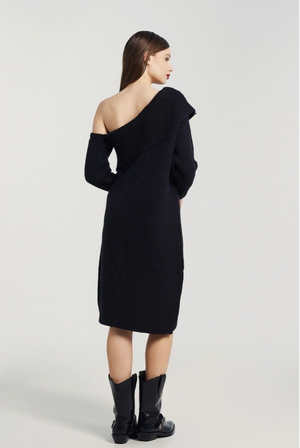 Midi bare shoulder dress. Knitted with a large dose of alpaca yarn.