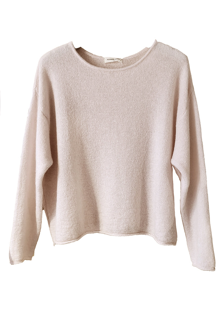 Tan sweater designed to have regular style, a large round neckline, long sleeves and a comfortable texture for the skin made in a blend of high quality fibers.