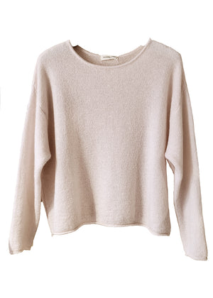Tan sweater designed to have regular style, a large round neckline, long sleeves and a comfortable texture for the skin made in a blend of high quality fibers.