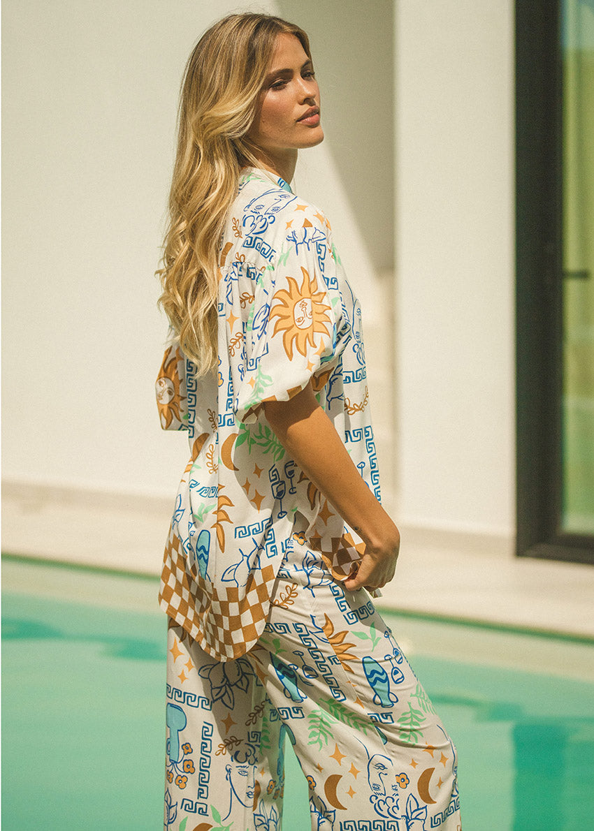 Pants boast a wide-leg silhouette with pockets at the hip and a drawstring waist. The vibrant print adds a touch of color and vitality, making them a perfect choice for creating fresh and fashionable looks