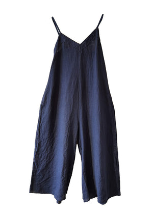 Crafted with cool and breathable linen, this overall offers comfort and effortless style. The adjustable straps ensure a customized fit without crossing over. With practical side pockets and refined stitching details