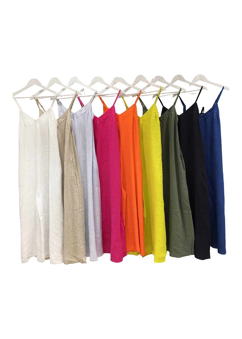 Crafted with cool and breathable linen, this overall offers comfort and effortless style. The adjustable straps ensure a customized fit without crossing over. With practical side pockets and refined stitching details