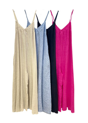 Crafted with cool and breathable linen, this overall offers comfort and effortless style. The adjustable straps ensure a customized fit without crossing over. With practical side pockets and refined stitching details