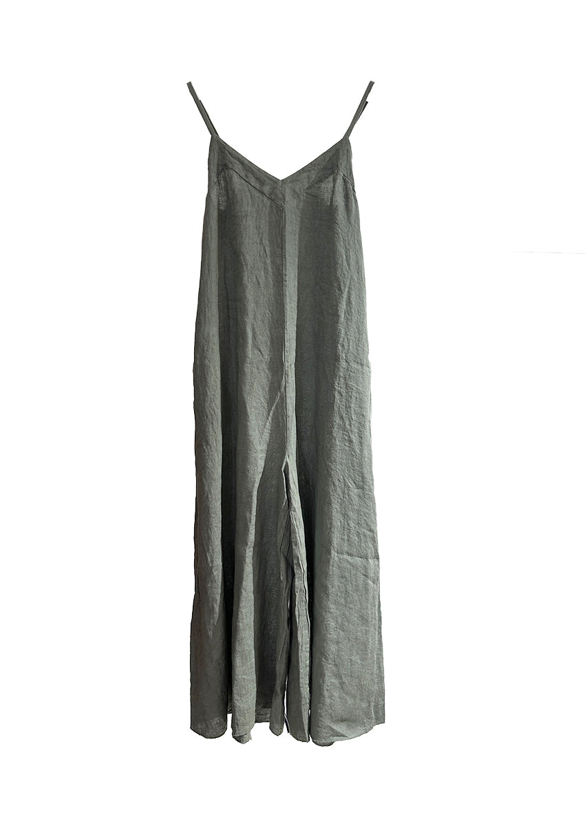 Crafted with cool and breathable linen, this overall offers comfort and effortless style. The adjustable straps ensure a customized fit without crossing over. With practical side pockets and refined stitching details