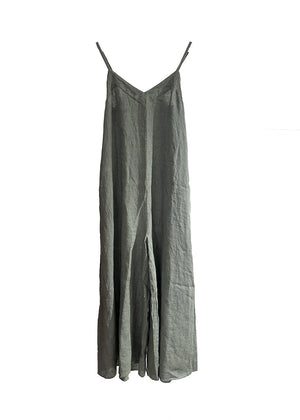 Crafted with cool and breathable linen, this overall offers comfort and effortless style. The adjustable straps ensure a customized fit without crossing over. With practical side pockets and refined stitching details