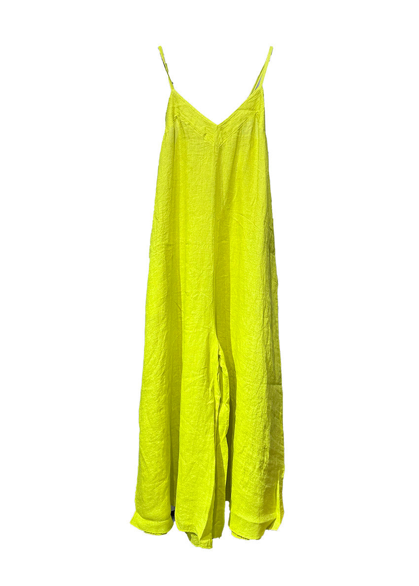 Crafted with cool and breathable linen, this overall offers comfort and effortless style. The adjustable straps ensure a customized fit without crossing over. With practical side pockets and refined stitching details