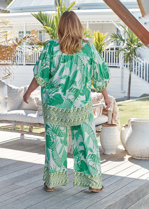 Embark on a journey to tropical paradise with our exclusive 100% rayon flared pants. With a touch of elegance and a burst of style, these pants offer incredible lightness and comfort thanks to the high-quality fabric.