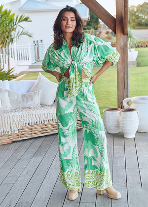 Embark on a journey to tropical paradise with our exclusive 100% rayon flared pants. With a touch of elegance and a burst of style, these pants offer incredible lightness and comfort thanks to the high-quality fabric.