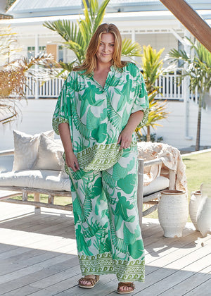 Embark on a journey to tropical paradise with our exclusive 100% rayon flared pants. With a touch of elegance and a burst of style, these pants offer incredible lightness and comfort thanks to the high-quality fabric.