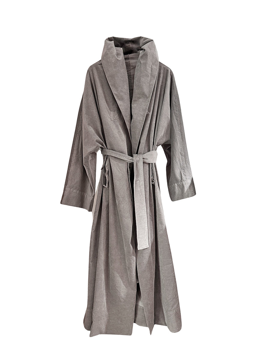 Long, unisex, double face overcoat, with a wide hood, made of elastic cotton/modal velvet fabric. PARQUE is self-belted and features two front pockets.