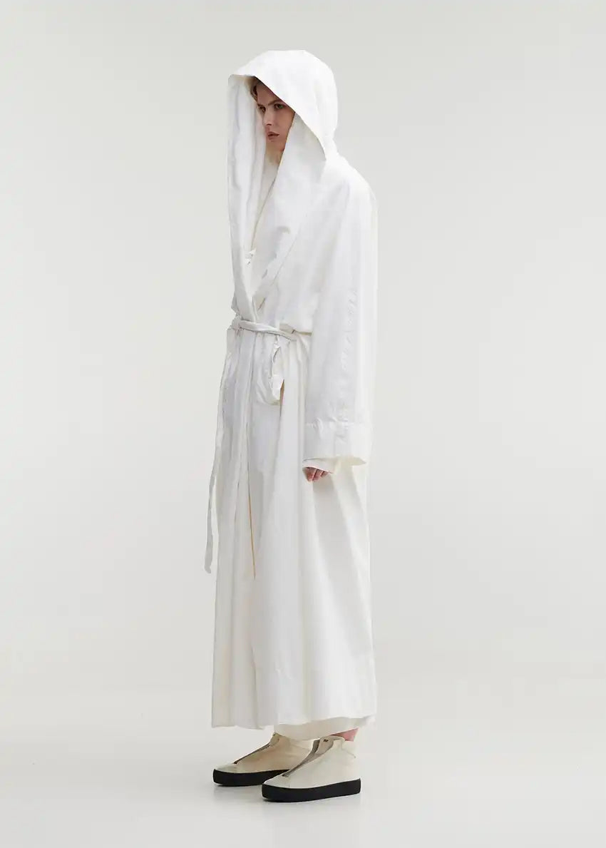 Long, unisex, double face overcoat, with a wide hood, made of elastic cotton/modal velvet fabric. PARQUE is self-belted and features two front pockets.