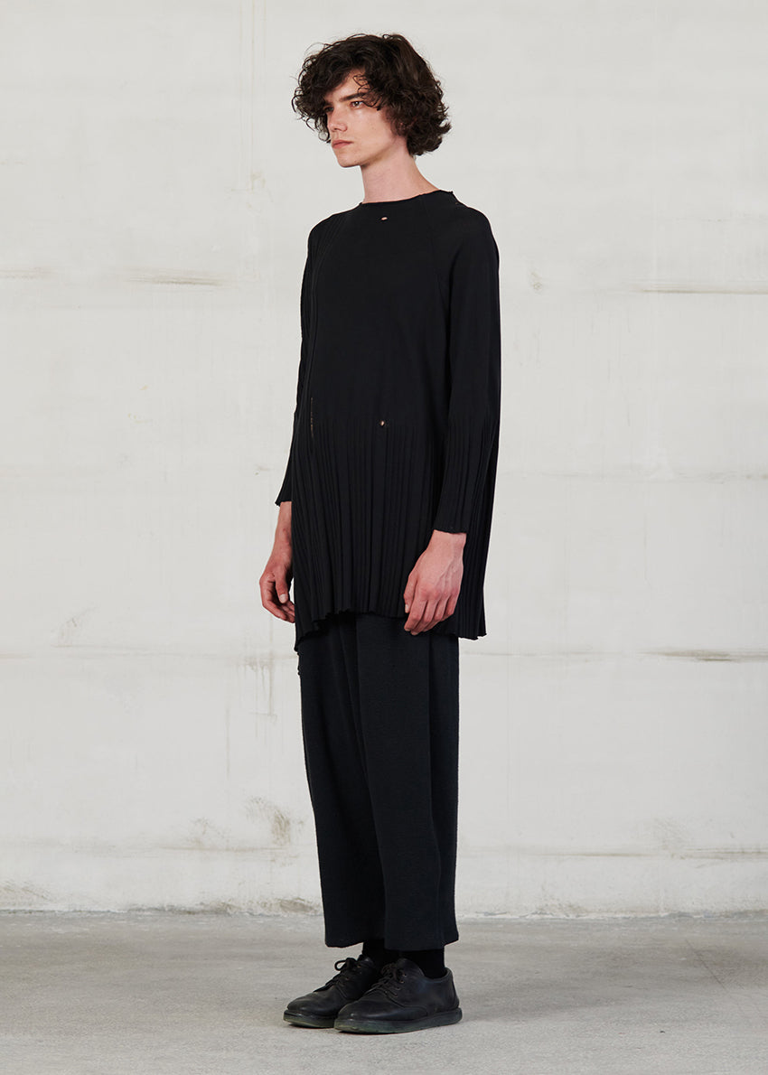 Asymmetrical unisex long-sleeved knitted blouse with grunge details, made of soft cotton yarn, featuring a a round neck.This long top-sweater can be worn from both sides (front-back)