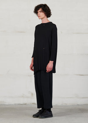 Asymmetrical unisex long-sleeved knitted blouse with grunge details, made of soft cotton yarn, featuring a a round neck.This long top-sweater can be worn from both sides (front-back)