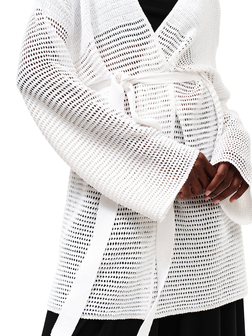 Knitted cardigan made from a high-quality blend of fibres, &nbsp;offering you the perfect balance of comfort, durability and style.
