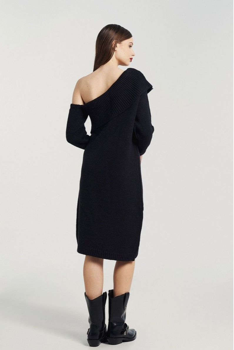 Midi bare shoulder dress. Knitted with a large dose of alpaca yarn.