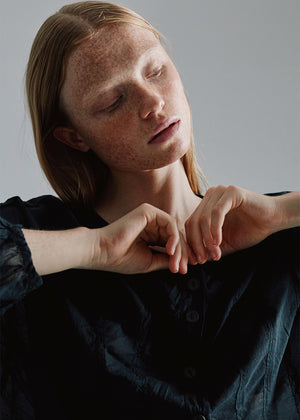 Waisted loose-fit shirt, made from soft cotton voile. This shirt- jacket is long-sleeved and has bottom pleats.