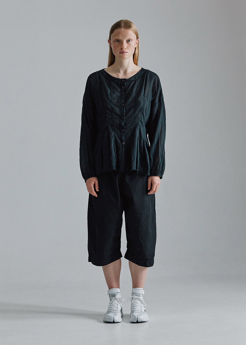 Waisted loose-fit shirt, made from soft cotton voile. This shirt- jacket is long-sleeved and has bottom pleats.