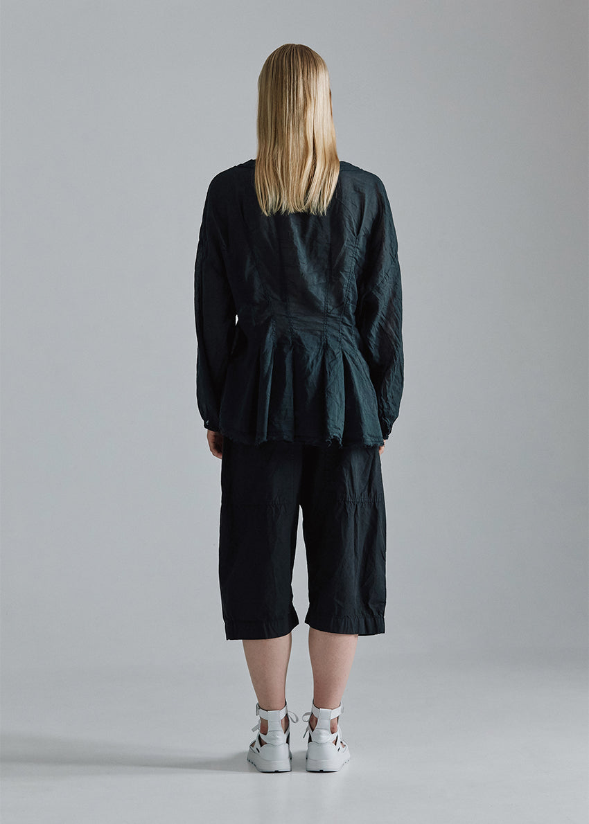Waisted loose-fit shirt, made from soft cotton voile. This shirt- jacket is long-sleeved and has bottom pleats.