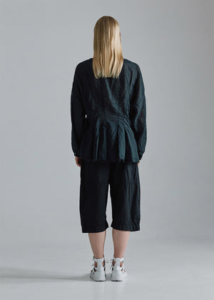 Waisted loose-fit shirt, made from soft cotton voile. This shirt- jacket is long-sleeved and has bottom pleats.