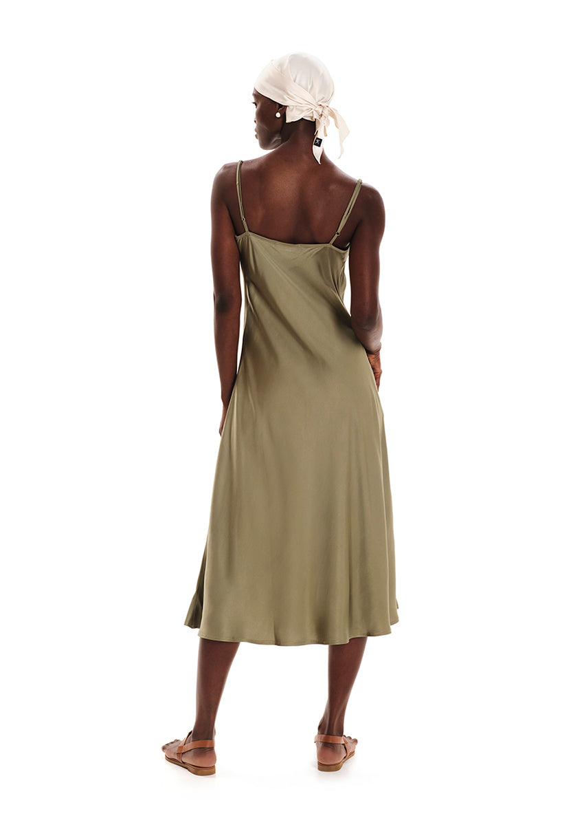 Midi slip green dress made of silky EcoVero viscose. It has a comfortable fit that hugs the silhouette and has dainty, adjustable shoulder straps. It is a passe-partout item perfect for all summer long.