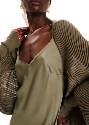 Midi slip green dress made of silky EcoVero viscose. It has a comfortable fit that hugs the silhouette and has dainty, adjustable shoulder straps. It is a passe-partout item perfect for all summer long.