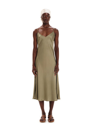 Midi slip green dress made of silky EcoVero viscose. It has a comfortable fit that hugs the silhouette and has dainty, adjustable shoulder straps. It is a passe-partout item perfect for all summer long.