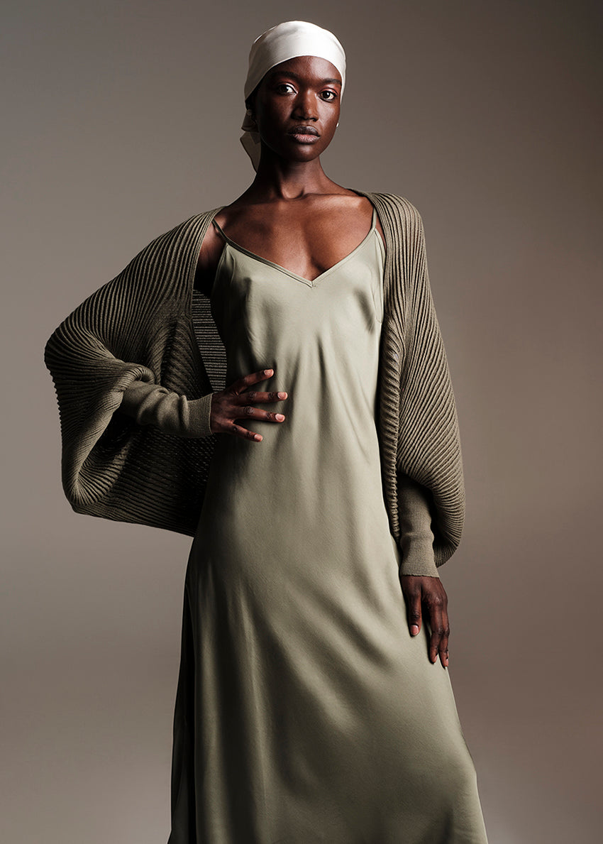 Midi slip green dress made of silky EcoVero viscose. It has a comfortable fit that hugs the silhouette and has dainty, adjustable shoulder straps. It is a passe-partout item perfect for all summer long.