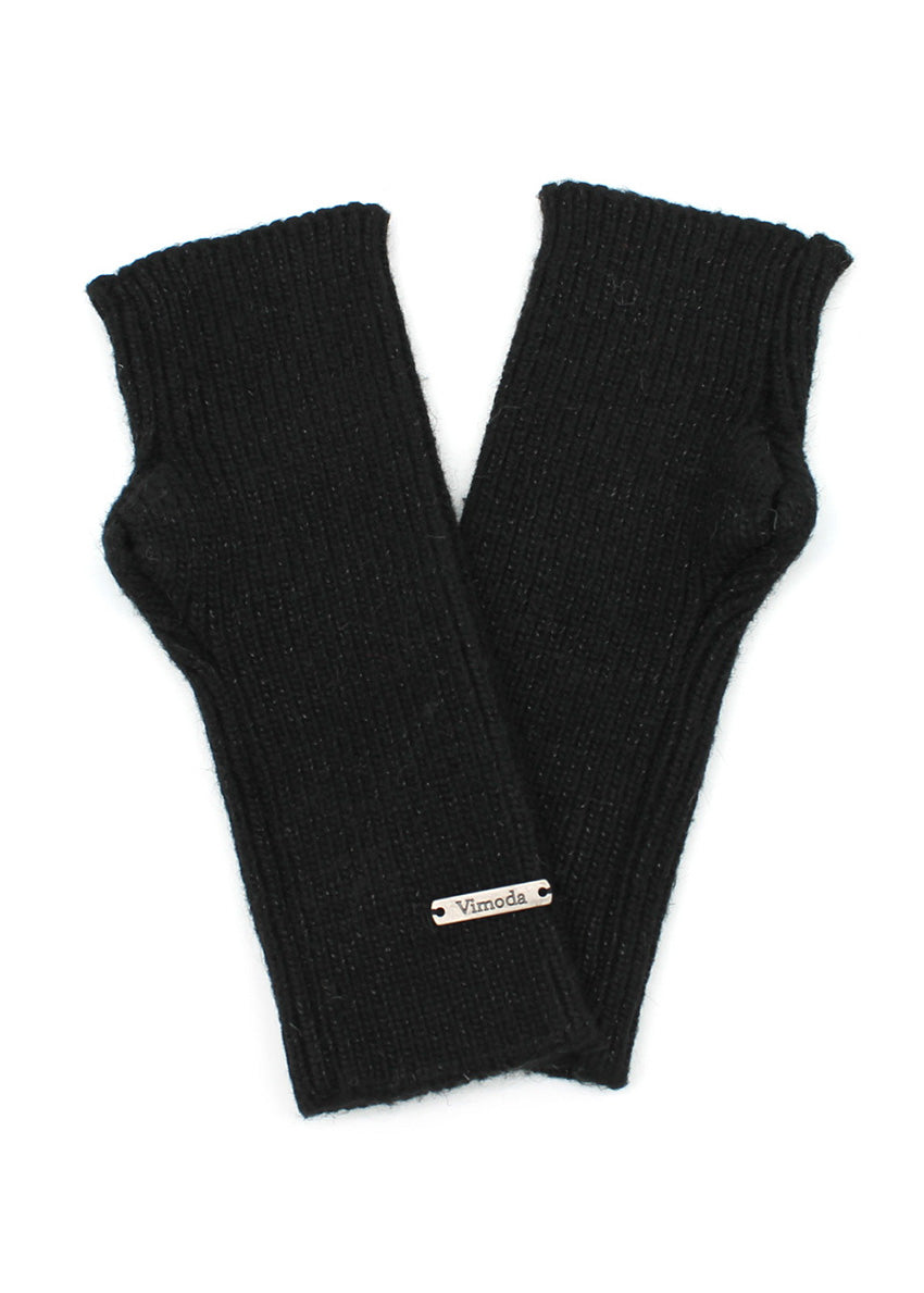 These elegant black fingerless gloves are the perfect accessory for those seeking a distinctive style with a touch of luminosity. Crafted from a subtly glossy fabric, they capture and delicately reflect light, adding a touch of glamour to your outfit.