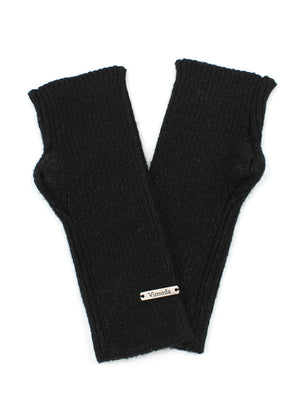 These elegant black fingerless gloves are the perfect accessory for those seeking a distinctive style with a touch of luminosity. Crafted from a subtly glossy fabric, they capture and delicately reflect light, adding a touch of glamour to your outfit.