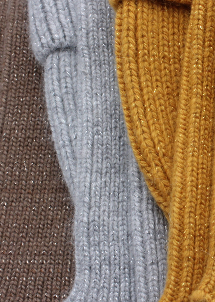 These elegant fingerless gloves are the perfect accessory for those seeking a distinctive style with a touch of luminosity. Crafted from a subtly glossy fabric, they capture and delicately reflect light, adding a touch of glamour to your outfit.