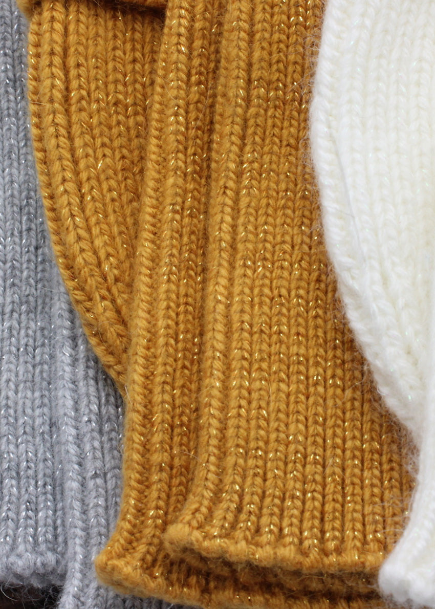 These elegant gold fingerless gloves are the perfect accessory for those seeking a distinctive style with a touch of luminosity. Crafted from a subtly glossy fabric, they capture and delicately reflect light, adding a touch of glamour to your outfit.