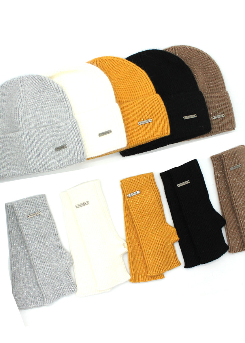 These elegant fingerless gloves are the perfect accessory for those seeking a distinctive style with a touch of luminosity. Crafted from a subtly glossy fabric, they capture and delicately reflect light, adding a touch of glamour to your outfit.