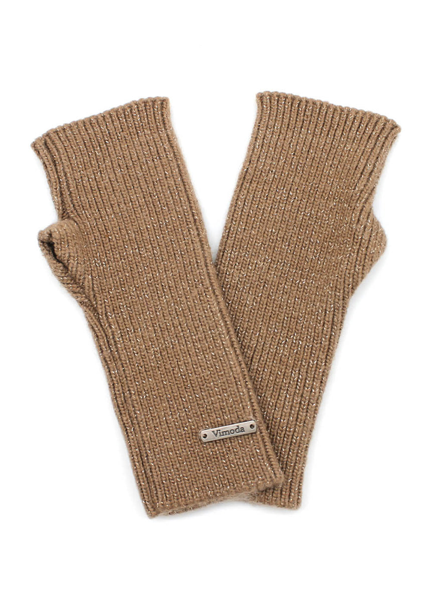 These elegant peru fingerless gloves are the perfect accessory for those seeking a distinctive style with a touch of luminosity. Crafted from a subtly glossy fabric, they capture and delicately reflect light, adding a touch of glamour to your outfit.