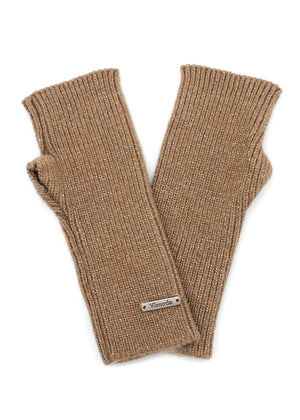 These elegant peru fingerless gloves are the perfect accessory for those seeking a distinctive style with a touch of luminosity. Crafted from a subtly glossy fabric, they capture and delicately reflect light, adding a touch of glamour to your outfit.